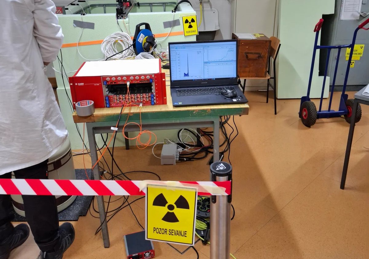Neutron diffusion in water measurement interface